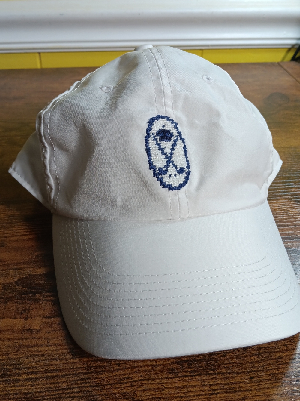 Smathers & Branson Hat Mens OS White Needle Point Crossed Clubs Performance